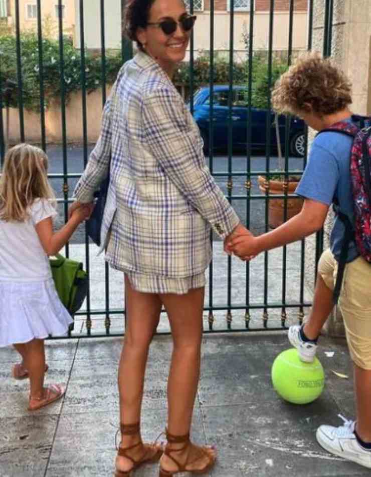 caterina balivo accompagna i figli a scuola vestita così - Arlex 